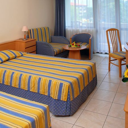 Hotel Lebed Varna Bagian luar foto