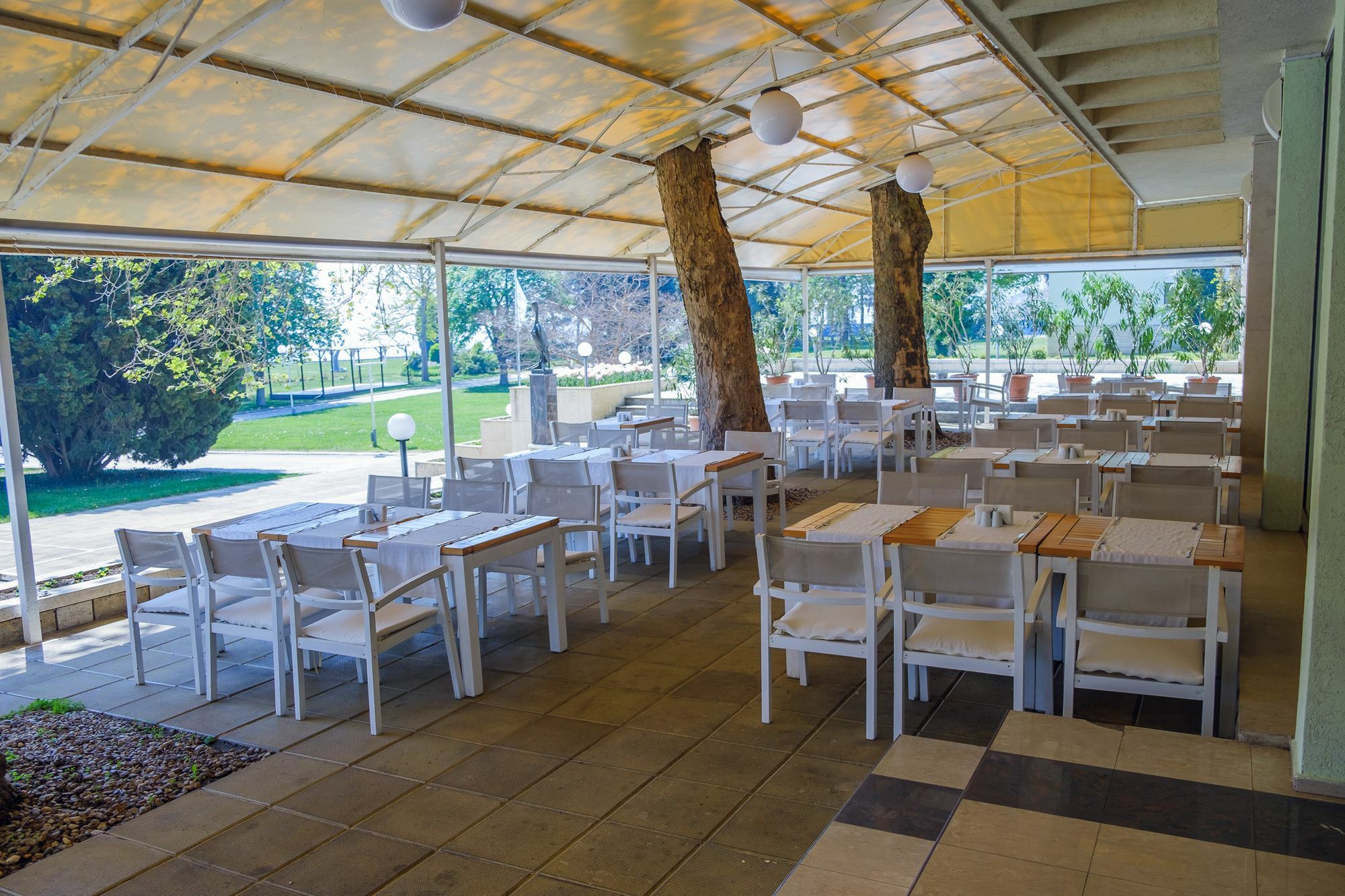Hotel Lebed Varna Bagian luar foto