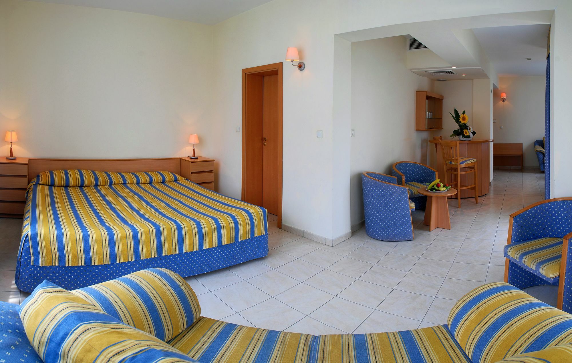 Hotel Lebed Varna Bagian luar foto